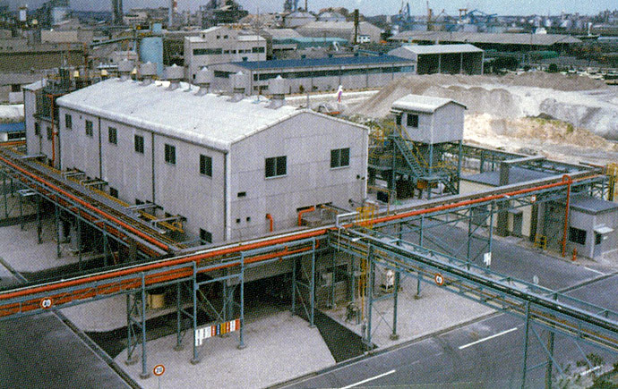 有機フッ化物の多目的製造設備（1984年5月）